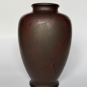 Japanische Vintage Bronze Vase - Handwerklich signierte Metallkunst mit natürlicher Patina und Altersspuren