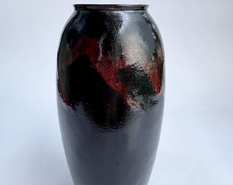 Handgefertigte Schwarz Glasierte Mountain Vase. Japanische Studiokeramik