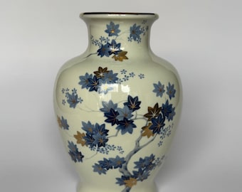 Japanische Ahornblatt-Vase - Handbemalte Keramik mit minimalistischem Herbstdesign