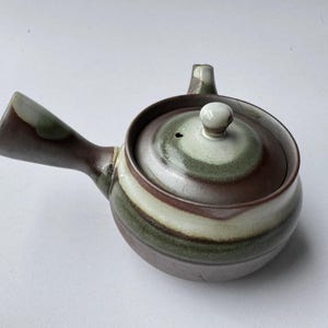Vintage japansk stengodsstekanna – grön och brun glasyr, rustik Kyusu med nätfilter