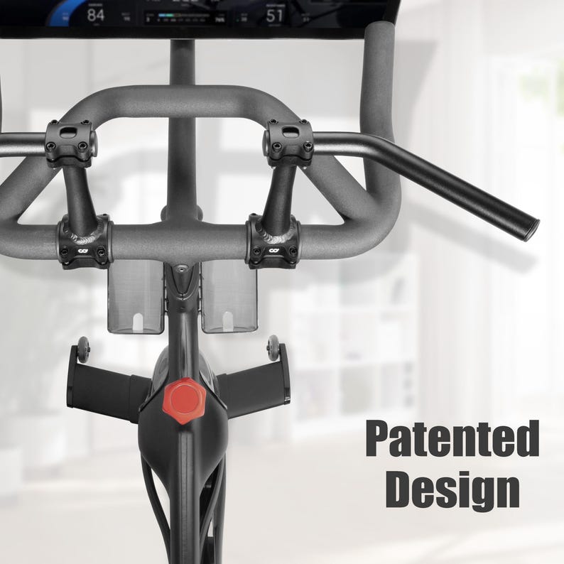 Puede incluir: Primer plano del manillar y la consola de una bicicleta est&aacute;tica. El manillar gris es curvo, con una barra recta que se extiende hacia la derecha. La consola muestra n&uacute;meros. El texto "Patented Design" es visible a la derecha.