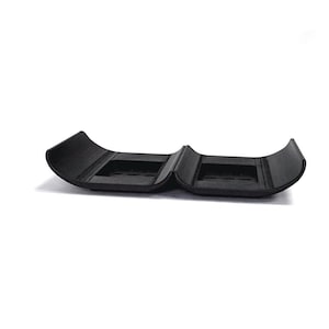 Puede incluir: Un componente de pl&aacute;stico negro impreso en 3D que presenta dos secciones curvas semicil&iacute;ndricas unidas en el centro. Cada secci&oacute;n contiene un &aacute;rea rectangular empotrada con ranuras internas. El logotipo GAVILAND 3D SOLUTIONS es visible en la esquina.