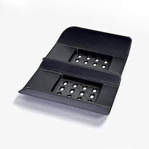 Puede incluir: Una jabonera rectangular negra impresa en 3D con un dise&ntilde;o curvo y un &aacute;rea central empotrada que contiene una rejilla de peque&ntilde;os orificios de drenaje. La base es s&oacute;lida y el logotipo GAVILAND 3D SOLUTIONS es visible en la esquina.