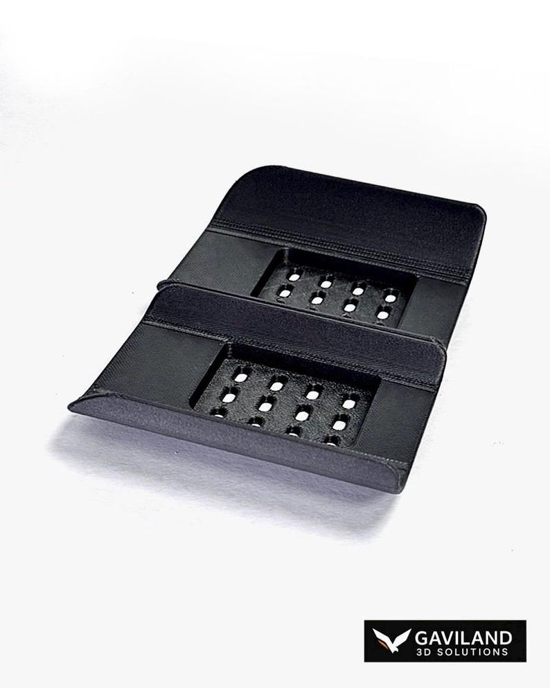 Puede incluir: Una jabonera rectangular negra impresa en 3D con un dise&ntilde;o curvo y un &aacute;rea central empotrada que contiene una rejilla de peque&ntilde;os orificios de drenaje. La base es s&oacute;lida y el logotipo GAVILAND 3D SOLUTIONS es visible en la esquina.