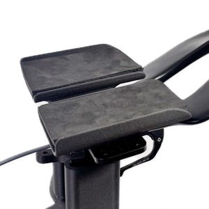 Puede incluir: Un conjunto de acoples de triatl&oacute;n para bicicleta en color negro con dos apoyabrazos texturizados sobre una estructura central. Incluye una peque&ntilde;a palanca negra con la etiqueta Dura-Ace y un logo en la esquina inferior Gaviland 3D Solutions.