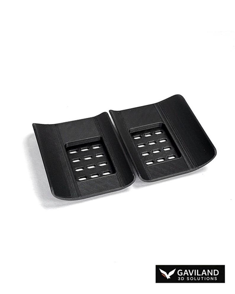 Puede incluir: Dos componentes de pl&aacute;stico negro, curvos y rectangulares, con una rejilla central empotrada que presenta doce ranuras de ventilaci&oacute;n rectangulares cada uno. Los objetos est&aacute;n colocados lado a lado, con el texto GAVILAND 3D SOLUTIONS visible.