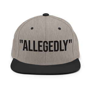 Puede incluir: Gorra de béisbol beige y negra con la palabra "ALLEGEDLY" impresa en letras negras grandes. La gorra tiene una visera plana y un cierre a presión.