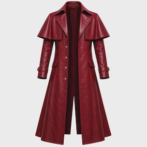Puede incluir: Una gabardina larga de color rojo intenso con una capa superpuesta en los hombros, un cuello de solapa ancho y cierre frontal de botones. El abrigo incluye mangas largas con correas de hebilla en los puños y dos bolsillos laterales con solapa.