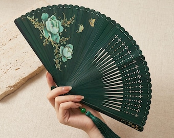 Handgeschilderde pioen en bamboe vouwwaaier • Groen decoratief zomeraccessoire met kwastje