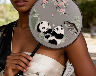 Handgeborduurde zijden pandawaaier | Kwastje kersenbloesem