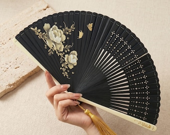 Abanico plegable de bambú con diseño de peonías pintado a mano • Accesorio decorativo de verano con borla dorada