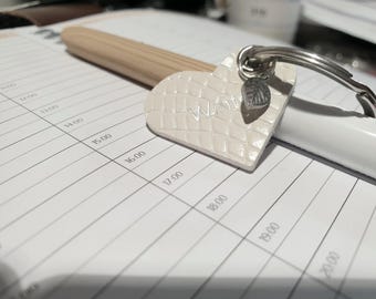 Llavero de piel con forma de corazón personalizado, llavero de piel de becerro color crema, colgante para bolso con inicial personalizada, regalo minimalista