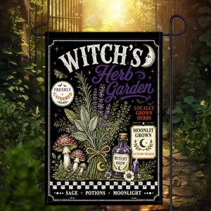 Könnte beinhalten: Eine schwarze Gartenflagge mit dem Text Witch's Herb Garden, einem Kräuterbündel, Pilzen, einer mit Witch's Brew beschrifteten Flasche und Mondmotiven. Das Design enthält die Texte Freshly Gathered, Locally Grown Herbs und Moonlit Grown.