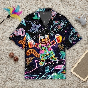 Puede incluir: Camisa negra con botones con un diseño de gato de neón. El gato lleva gafas de sol y sostiene jarras de cerveza, rodeado de criaturas marinas y alimentos de neón. La camisa tiene un cuello clásico y mangas cortas.