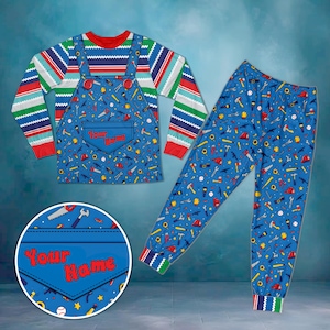 Könnte beinhalten: Ein Set aus Langarmshirt und Hose mit einem blauen Latzhosenmuster, das verschiedene Werkzeuge und den Schriftzug Your Name auf der Tasche zeigt. Das Shirt hat ein mehrfarbiges horizontales Streifenmuster an den Ärmeln und der Brust.