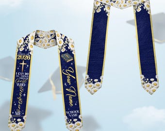 Estola personalizada de formatura cristã para a turma de 2026, faixa azul-marinho com versículo bíblico, frase "Tudo posso naquele que me fortalece" e estampa floral de margaridas.