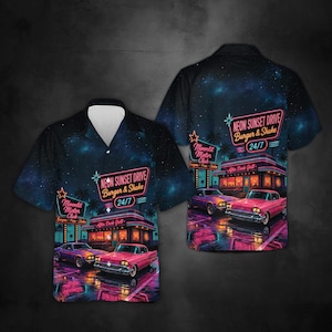 Puede incluir: Una camisa de manga corta con botones y estampado de galaxia azul oscuro con una escena de restaurante de neón. El gráfico muestra un coche clásico rosa, palmeras y letreros que dicen Neon Sunset Drive Burger & Shake 24/7 y Moonlit Motor Club.