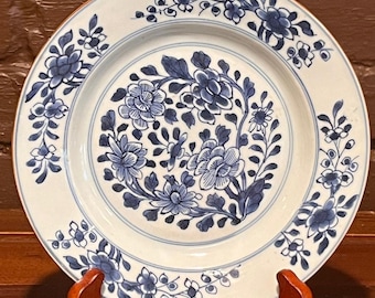 Plato de porcelana china azul y blanca de exportación del siglo XVIII, 9 pulgadas, medallón floral, estilo Qing, con soporte.