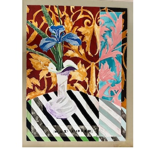 Peut inclure: Peinture abstraite représentant un vase blanc avec un iris bleu et des feuilles vertes. Le fond présente un motif floral rouge et or. La table a des rayures noires et blanches et le texte "MAXI COVER".