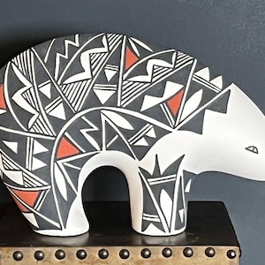 Escultura de oso de cerámica del pueblo de Acoma – Arte geométrico pintado a mano por Concho