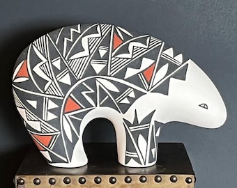 Escultura de oso de cerámica del pueblo de Acoma – Arte geométrico pintado a mano por Concho