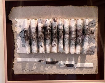 Opera firmata da E. Rose, tecnica mista su carta testurizzata con fibre, incorniciata, 40,6 x 46,9 cm.