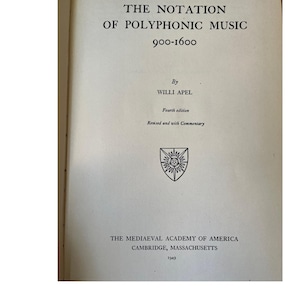 Op de afbeelding: Een open boek met de titel "THE NOTATION OF POLYPHONIC MUSIC 900-1600" van Willi Apel. De kaft is gebroken wit met zwarte tekst. Het is een vierde editie, herzien en met commentaar. Uitgegeven door The Mediaeval Academy of America, Cambridge, Massachusetts, 1949.