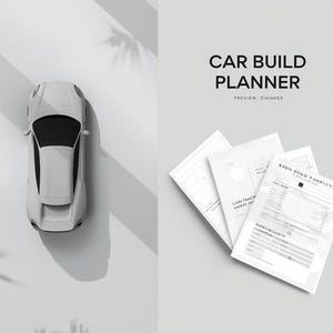 Puede incluir: Vista aérea de un coche deportivo blanco y una pila de documentos en papel blanco. Los documentos muestran el texto "CAR BUILD PLANNER" y "PREVIEW - CHIAMER". El coche está sobre una superficie gris claro.