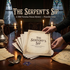 Op de afbeelding: Een stapel verouderde papieren vellen met de titel "The Serpent's Sip" en de ondertitel "A 1888 Victorian Poison Mystery - Printable Game". De afbeelding heeft een vintage esthetiek met kaarsen, een zakhorloge en een decoratieve vaas.