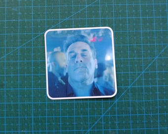 Pegatina de vinilo impermeable inspirada en el icónico club de Jon Hamm. Ideal para portátiles, botellas de agua y regalos.