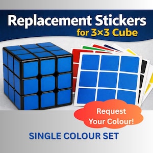 Puede incluir: Un cubo 3x3 azul con bordes negros y pegatinas de repuesto en varios colores. La imagen incluye el texto "Replacement Stickers for 3x3 Cube" y "Request Your Colour!" en un bocadillo rojo. También se ve el texto "SINGLE COLOUR SET".
