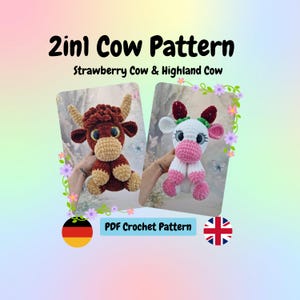 Könnte beinhalten: Ein 2in1 Cow Pattern PDF-Häkelmuster mit einer Erdbeerkuh und einer Hochlandkuh. Die Erdbeerkuh ist weiß mit rosa Flecken und roten erdbeerartigen Hörnern. Die Hochlandkuh ist braun mit hellbraunen Hufen und Hörnern.