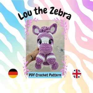 Könnte beinhalten: Ein gehäkeltes Zebra-Stofftier namens Lou mit violetten und weißen Streifen, großen schwarzen Sicherheitsaugen und einer strukturierten Garnoberfläche. Das Bild enthält den Text Lou the Zebra und PDF Crochet Pattern sowie deutsche und britische Flaggensymbole.