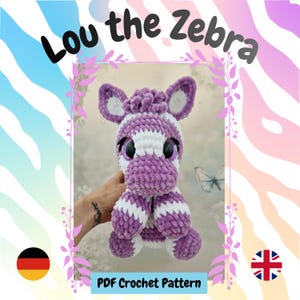 Könnte beinhalten: Ein Plüsch-Zebra mit einer groben, weichen Textur und abwechselnden lavendelfarbenen und weißen Streifen. Das Zebra hat große, dunkle, glänzende Augen, spitze Ohren mit weißer Mitte und eine lockige Mähne. Der Text Lou the Zebra und PDF Crochet Pattern ist zu sehen.