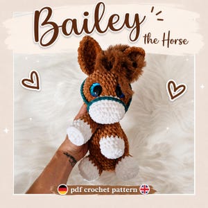 Könnte beinhalten: Ein braunes gehäkeltes Pferde-Plüschtier namens Bailey the Horse mit einem dunkelgrünen Halfter, großen blauen Augen und weißen Akzenten an Maul und Hufen. Das Bild enthält den Text Bailey the Horse und pdf crochet pattern mit Herzsymbolen.
