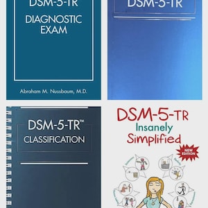 Könnte beinhalten: Gezeigt werden vier Bücher mit dem Titel "DSM-5-TR". Die Bücher tragen Titel wie "The Pocket Guide to the DSM-5-TR Diagnostic Exam" und "DSM-5-TR Insanely Simplified". Die Bücher sind in Blau- und Weißtönen gehalten.