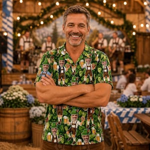 Puede incluir: Una camisa de manga corta con botones que presenta un patrón repetitivo de conos de lúpulo verdes e ilustraciones de una persona con lederhosen tradicionales, sosteniendo una jarra de cerveza y un pretzel, sobre un fondo verde oscuro.