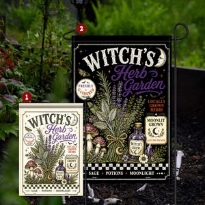 Peut inclure: Deux drapeaux de jardin rectangulaires avec le texte Witch's Herb Garden. L'un a un fond crème, l'autre un fond noir. Les deux présentent des illustrations d'herbes, de champignons, d'une fiole, d'un croissant de lune et une bordure en damier.