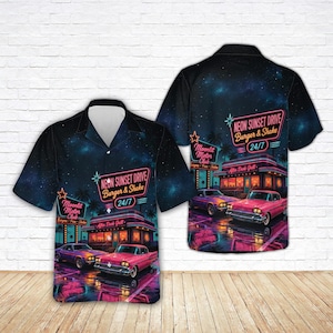 Puede incluir: Una camisa de manga corta con botones que presenta un fondo de cielo nocturno azul oscuro con una escena de restaurante iluminada con neón. El gráfico incluye un coche clásico rosa, palmeras y el texto Neon Sunset Drive Burger & Shake 24/7 y Moonlit Motor Club.