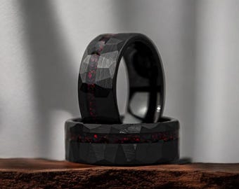 Anillo de tungsteno negro martillado con incrustaciones de ópalo rojo, alianza gótica