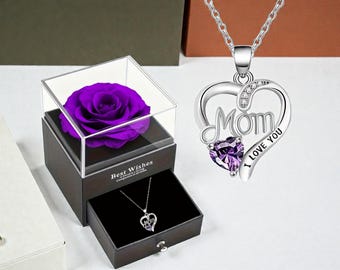 Caja de regalo con una rosa de jabón morada y un collar de corazón con la frase "Mamá, te amo"