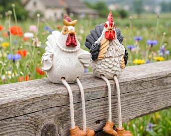 Statuetta di coppia di galline sedute, gallo e gallina in resina da appoggio su mensola, statua di gallina con la zampa penzolante, decorazione da giardino in stile rustico, ornamento stravagante per il cortile