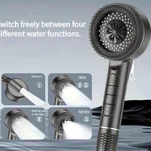 Op de afbeelding: Een donkergrijze douchekop met meerdere waterfunctie-opties. De douchekop heeft een ronde sproeikop en een handvat met textuur en bedieningsknoppen. De afbeelding toont vier verschillende watersproeimodi: spuitpistool, mix, nat worden in de regen en sproeien.