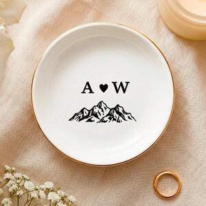 Plato para anillos con iniciales personalizadas para la pareja, joyero con forma de montaña, ideal como regalo de compromiso, despedida de soltera y recuerdo de boda para la novia.