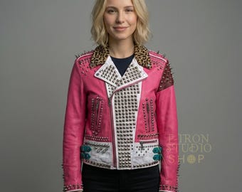 Aangepaste roze leren jas met studs dames punk rocker biker moto stijl handgemaakte statement mode