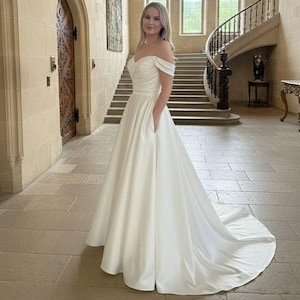 Robe de mariée satin princesse bustier ivoire clair –Col Bardot - manches amovibles – Zip, boutons ou laçage – robe mariée avec poches
