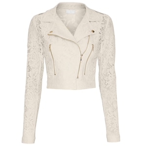 Peut inclure: Veste en dentelle crème, de coupe courte, avec fermeture éclair asymétrique. La veste a des manches longues, un col cranté et des fermetures éclair et accessoires dorés. Le motif floral en dentelle délicate ajoute une touche féminine.