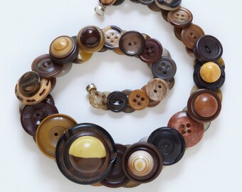 Collana con bottone Safari
