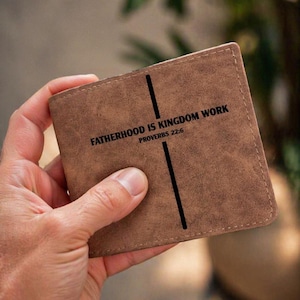 Christian Dad Wallet, Vaterschaft ist Königreich Arbeit Sprüche 22: 6, Custom Name Dad Geschenk, Bibel Vers Leder Wallet, Geschenk für Vater