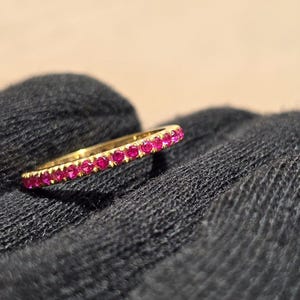 925 Sterling Silber Rubin Eternity Ring für Damen, Minimalistisches Stacking Band | Handgemachte Edelstein Versprechen Ring, Jahrestag Geschenk für Sie